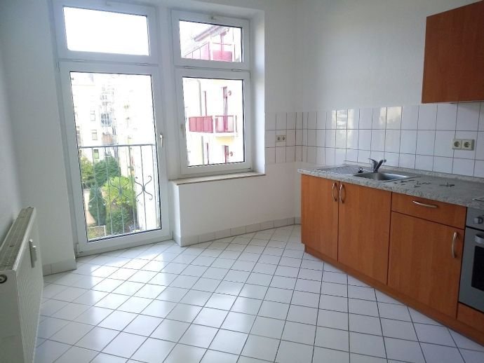 !! Einbauküche, Uni-Nähe, ruhige Lage, 2-Raum-Wohnung mit Laminat in Bernsdorf !!