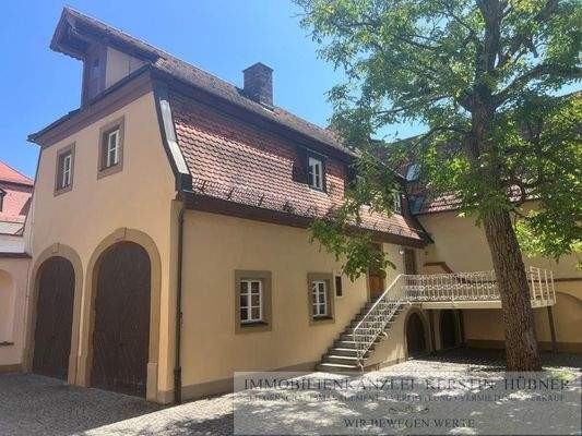 Wagenhaus mit Wohnung und Garagen