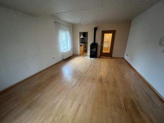 Wohn-/Esszimmmer mit Holzofen im EG Blick 1
