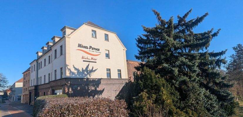 Ansicht der Giebelseite des Wohn- und Geschäftshaus (Blick von der Bahnhofsbrücke)