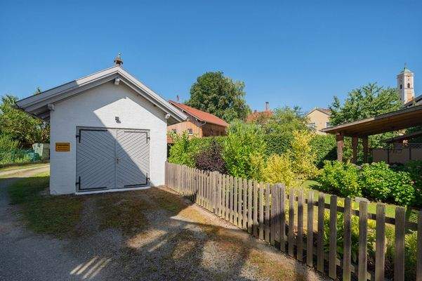 Garage im Grundstück