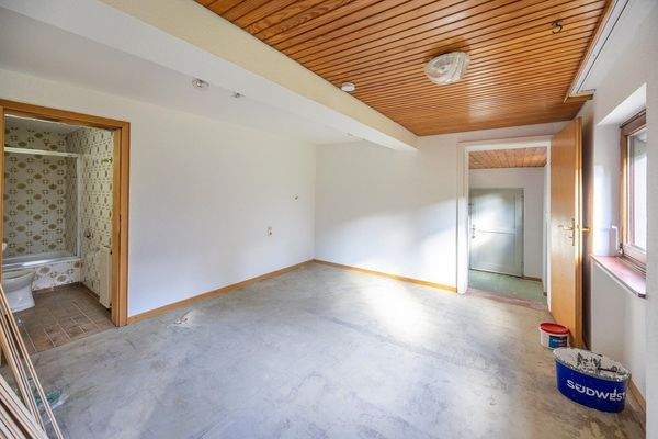 UG: Einlieger: Wohnraum mit Zugang Bad