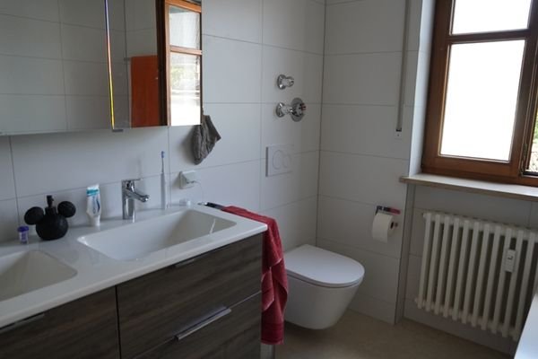 Badezimmer mit zwei Waschbecken.JPG