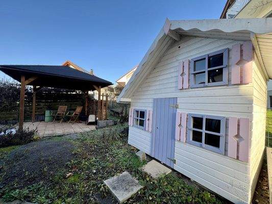 Pavillon und Kinderspielhaus