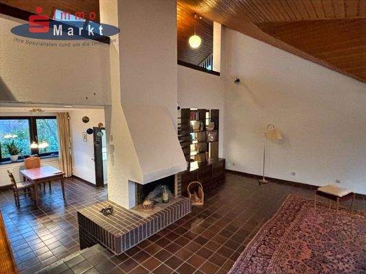 Kamin im Wohnbereich mit Galerie im Obergeschoss