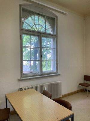 Typ. Fenster und Heizkörper