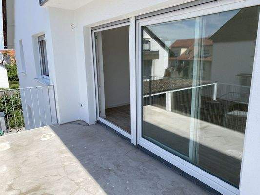 Balkon mit großer Fensterfront