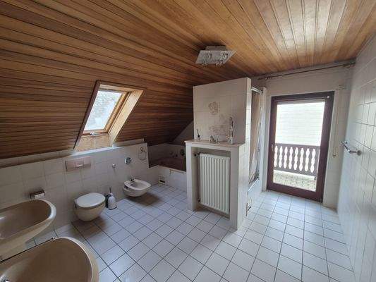 Bad mit Badewanne 2.OG