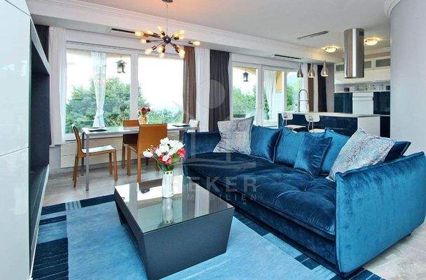 Moderne Ästhetik prägt die Erdgeschosswohnung hier