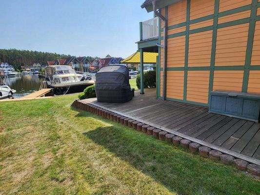 Seitenterrasse m. Bootsanleger