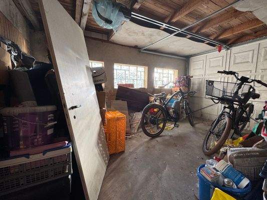 Garage 1 mit Zugang zum Keller