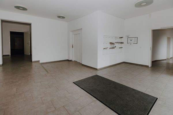 Aufzug und Briefkästen