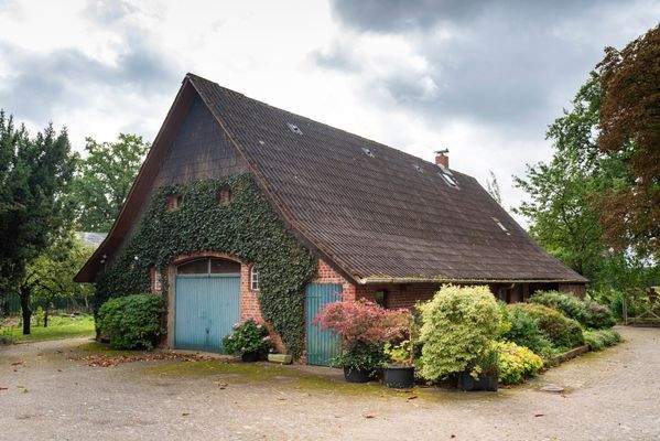 Straßenansicht mit Garage  