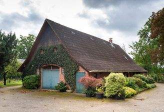 Straßenansicht mit Garage  