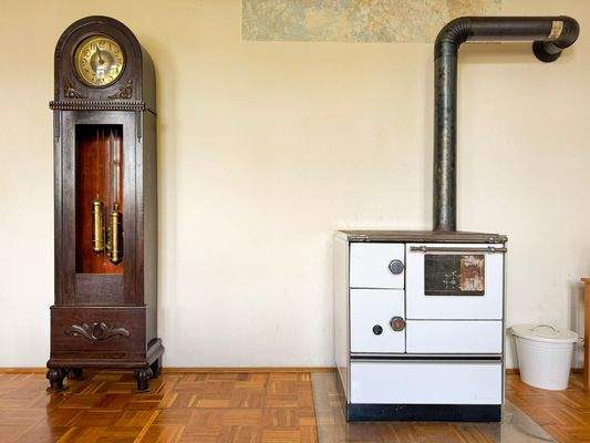 Antiker Ofen mit Standuhr