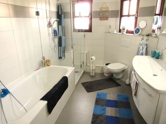 Wohnung rechts, Bad mit Dusche, Vollbad, Fenster 