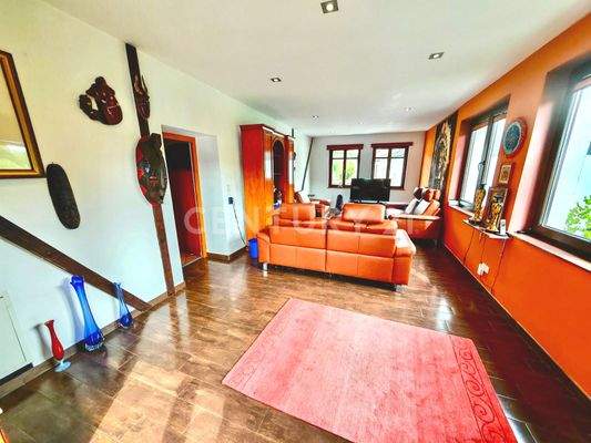 riesen lichtdurchflutetes Wohnzimmer