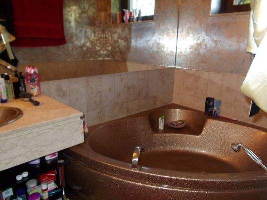 Badezimmer mit Eckbadewanne