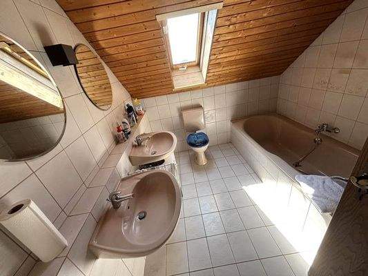 Badezimmer im Dachgeschoss