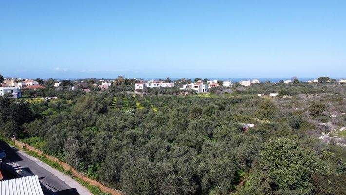 Kreta, Kampani: Ruhiges Grundstück in Akrotiri mit Bergblick zu verkaufen