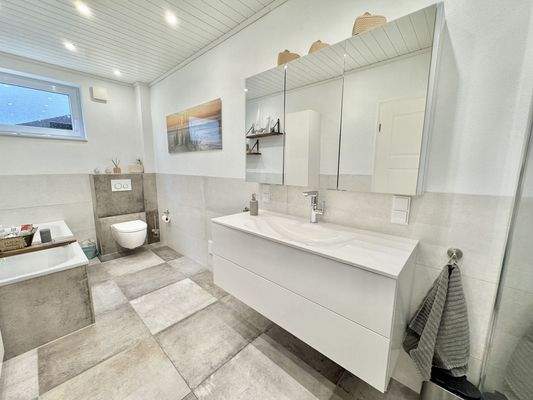 Dusch- und Wannenbad Souterrain-Ebene (2)