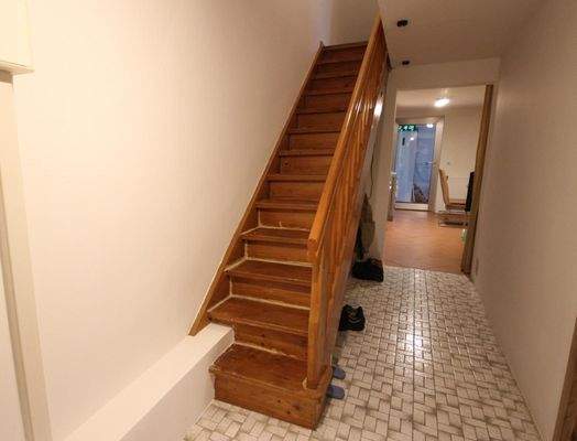Eingang mit Treppe ins OG