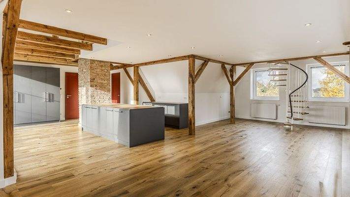 Blick in die Küche & Eingangsbereich