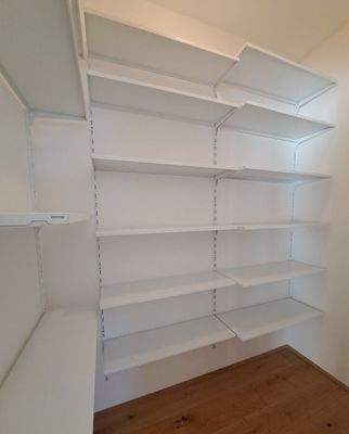 AR mit Regalen (Speisekammer neben Küche)