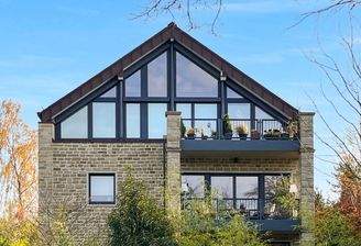 Glasgiebel mit Balkon