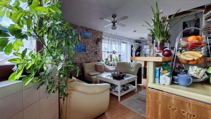 Blick von der Küche ins Wohnzimmer