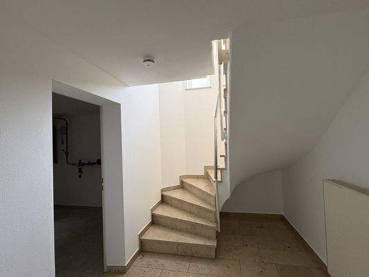 Flur im Keller mit Treppe ins Erdgeschoss