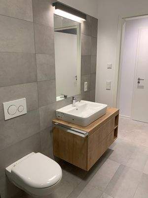 Toilette und Waschbecken