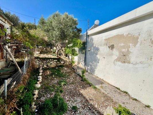 Kreta, Pachia Ammos: Teilweise renoviertes Haus mit Garten zu verkaufen