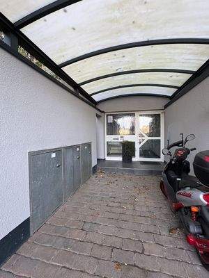 Eingang mit Vordach und Roller