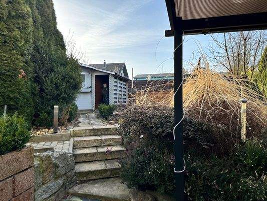 Weg überdachter Sitzplatz zum Gartenhaus