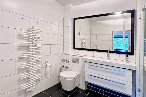 Modernes Badezimmer mit..