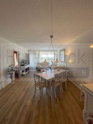 Wohnzimmer mit Balkonfenster