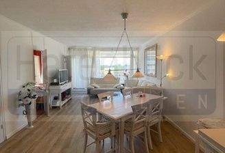 Wohnzimmer mit Balkonfenster