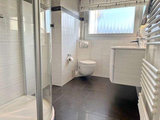 modernem Duschbad mit Fenster