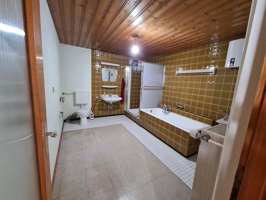 Badezimmer im 1. Stock.jpg