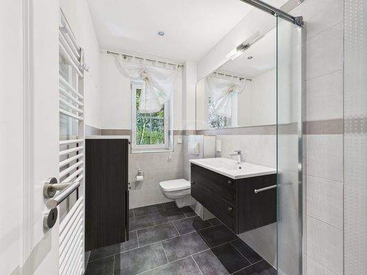 Gäste-WC mit ebenerdiger Dusche im EG