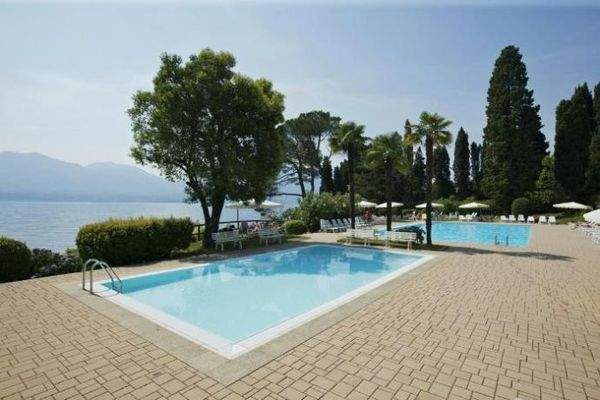 Herrlicher Pool mit Kinderbecken am See