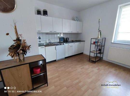 Wohnzimmer mit offener Küche