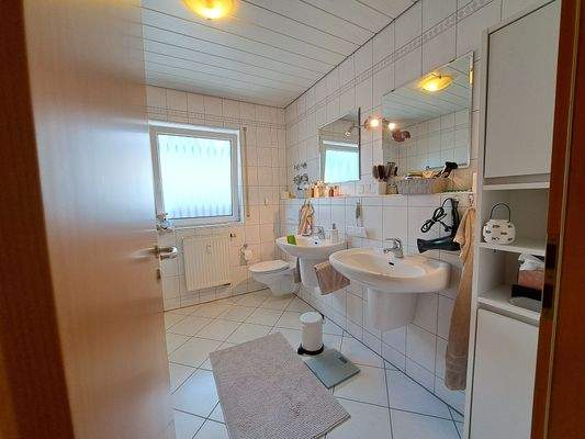 Helles Badezimmer im OG