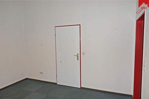 Nebenraum/ Büro mit Zugang zum Verkaufsraum und Flur