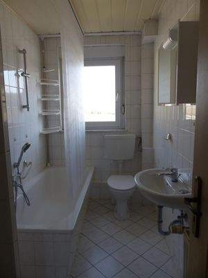 Tageslichtbad mit Wanne