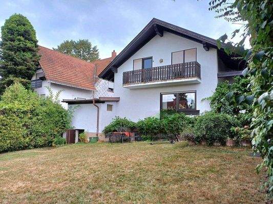 Rückseite mit Balkon und Garten