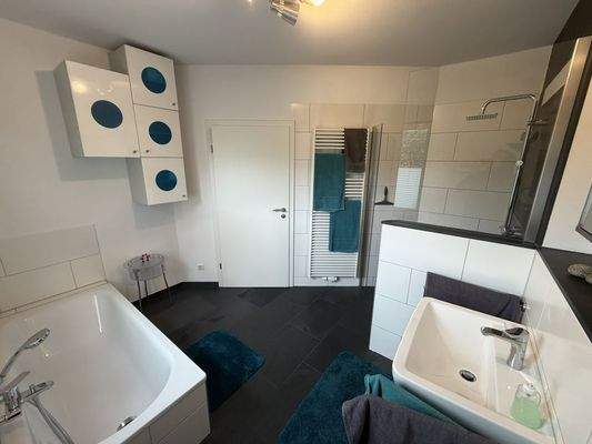 modernisiertes Bad mit ebenerdiger Dusche (5)