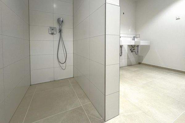 Bodengleiche Dusche und Doppelwaschtisch.jpg