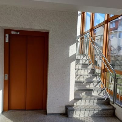 Eingangsflur mit Treppenhaus und Fahrstuhl